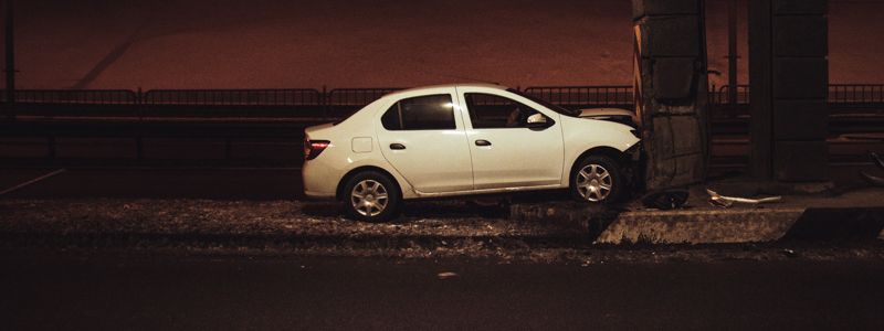 На Берестейской Renault врезался в опору моста: водитель и пассажирка в шоковом состоянии