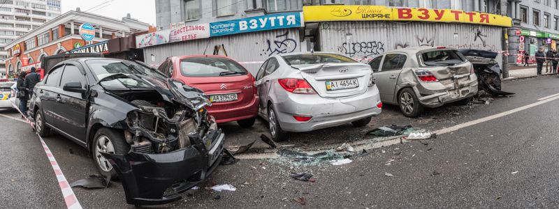 В Киеве Chevrolet Aveo на высокой скорости влетел в пять припаркованных авто
