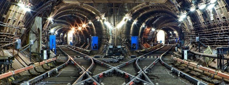 Юные жители Киева решили поводить иностранцев по закрытым зонам метро