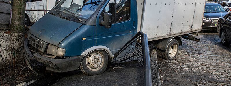 Груженая "Газель" протаранила забор в центре Киева