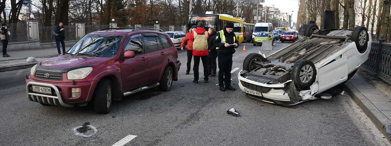 В центре Киева внедорожник положил KIA на лопатки