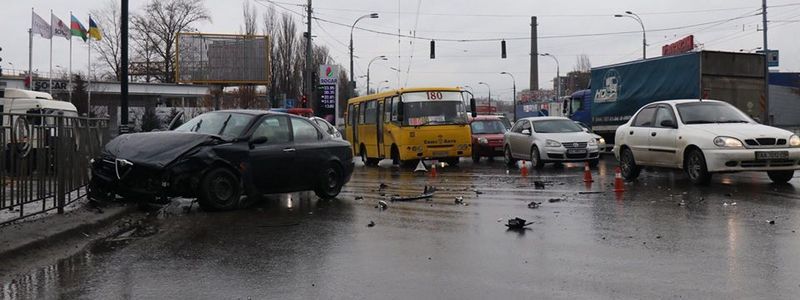 Возле Каравана Alfa Romeo врезалась в Lada и влетела в забор