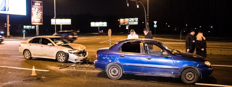 На Бажана Chevrolet влетел в Honda: водители винят выключенный светофор