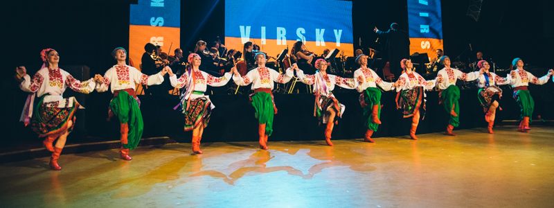 В Киеве украинский гопак и "цыганочка" в исполнении ансамбля имени Вирского сорвали овацию