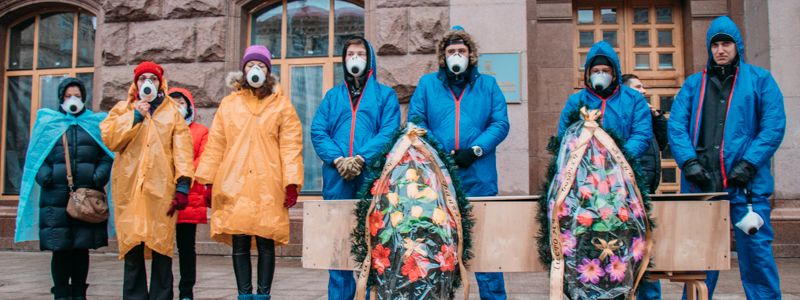 На Крещатике люди в респираторах устроили похороны