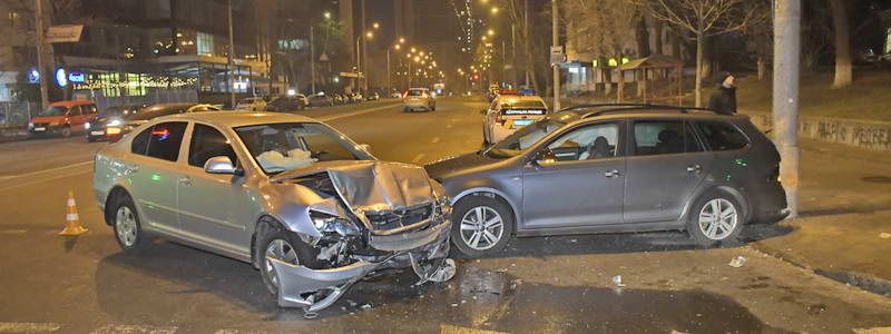 В Киеве Skoda протаранила в бок Volkswagen и впечатала его в столб