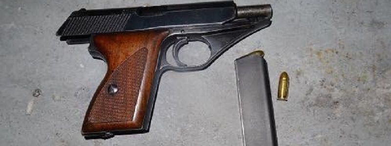 Мужчина разгуливал по Киеву с пистолетом и патронами