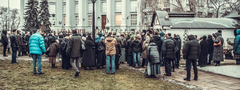 У Десятинного монастыря столкнулись лицом к лицу верующие и радикалы