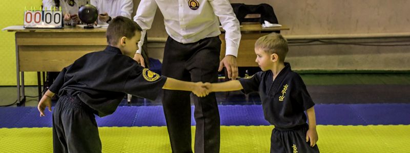 В Киеве школьники показали свою физподготовку и патриотизм