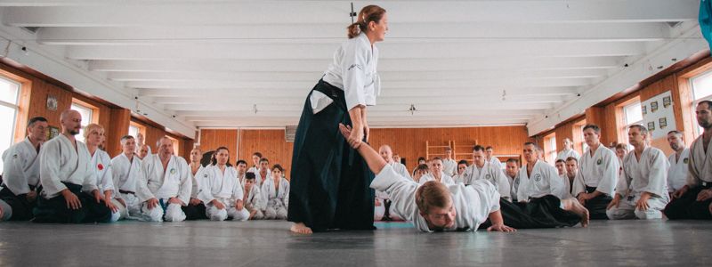 В Киеве француженка показала, как нужно защищать себя