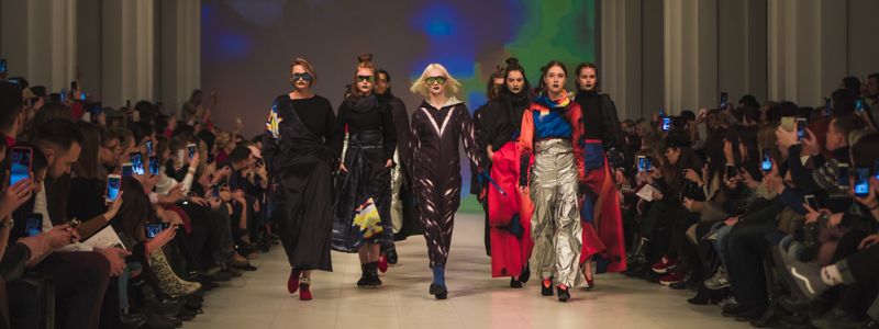 На Ukrainian Fashion Week на подиум вышли модели с корнями деревьев и архитектурой на платьях