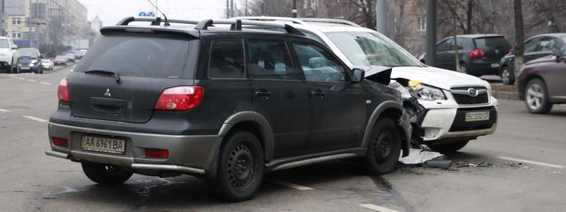 В центре Киева дорогу не поделили Mitsubishi и Subaru