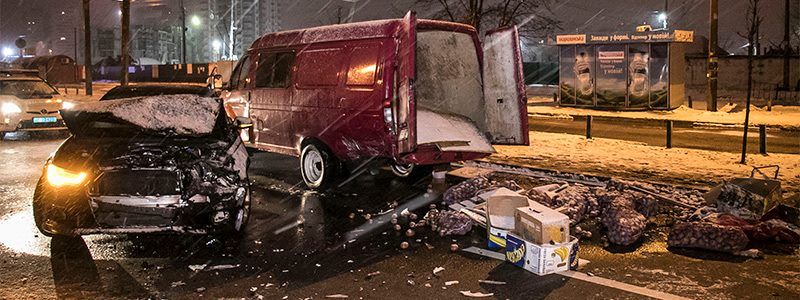 На Харьковском Audi не заметил ограничение и влетел в грузовик с картошкой