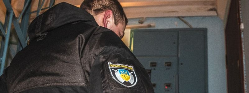 На Троещине незнакомец ворвался в квартиру и ранил женщину