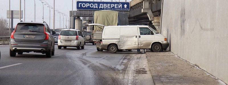 На Дарницком мосту столкнулись два микроавтобуса