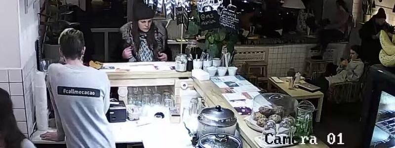 На Подоле женщины за секунды украли MacBook и прославились на весь Интернет
