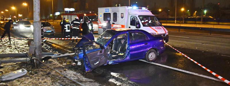 На Столичном шоссе Daewoo влетел в столб: водителя вырезали из машины