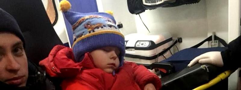 На Подоле патрульные забрали у пьяных родителей трехлетнего малыша