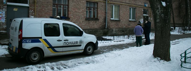 На Нивках бабушка выпала с 4 этажа и умерла