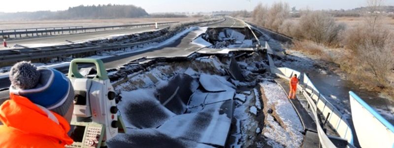 Смертельное столкновение самолетов, необычный клип "Время и Стекло" и обрушение автобана в Германии: ТОП новостей дня