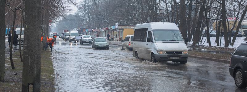 В Киеве из-за прорыва трубы без воды остались "Метро" и "Эпицентр", а улицы превратились в реки