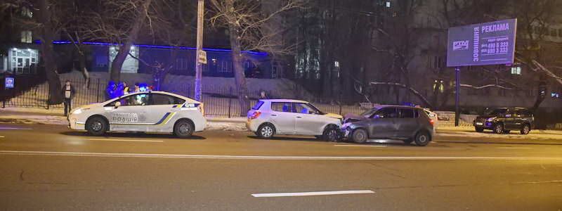 В Киеве в лобовую столкнулись две Skoda: пострадали мужчина и женщина