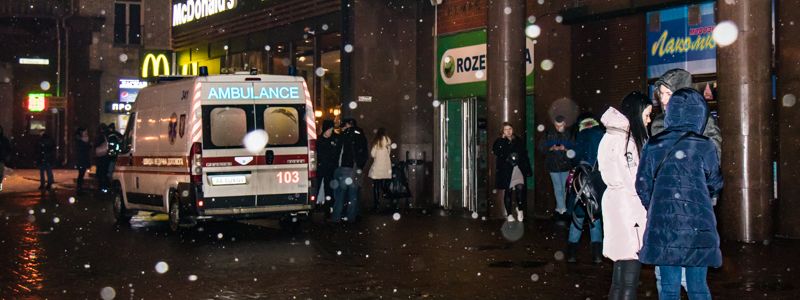 На метро "Крещатик" прохожие помогли женщине, которой стало плохо