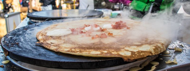 На ВДНХ под наливку и с горячими блинами громко празднуют Масленицу