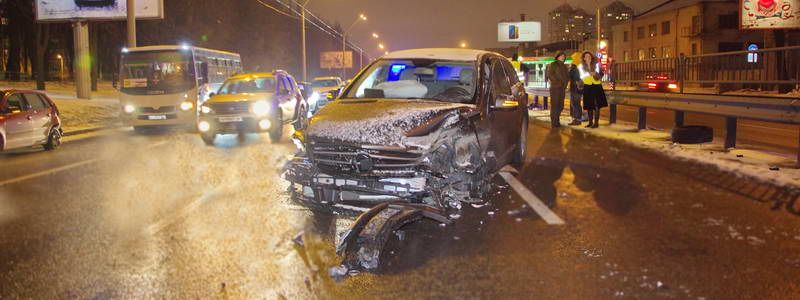 На проспекте Победы Mercedes врезался в Volkswagen и остался без колеса