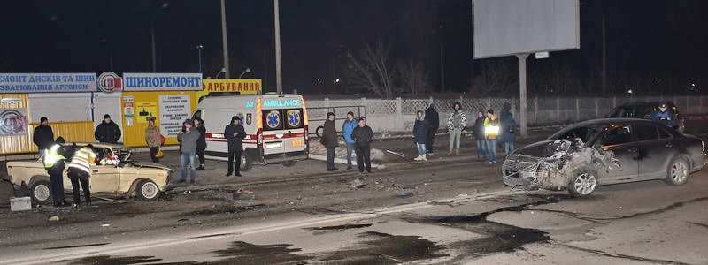 Лобовое ДТП в Киеве: владелец Toyota сбежал с номерами, водителя «Жигулей» вырезали спасатели