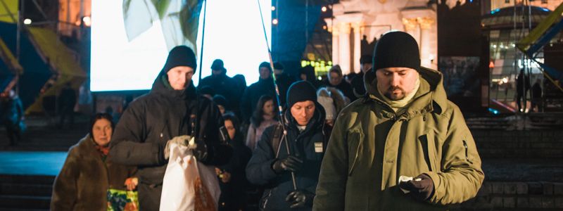 Центр Киева усыпали лепестками роз в честь Героев Небесной Сотни