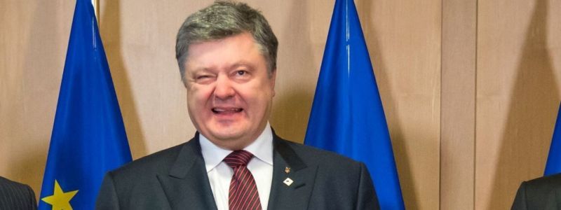 В суде Киева перед допросом Порошенко девушек-блондинок заставляли показать грудь