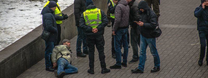 На Бессарабке пьяный рецидивист разбил стекло в жилом доме и украл коляску