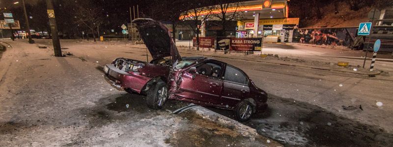 На Телиги Hyundai из-за скользкой дороги въехал в рекламный столб, авто загорелось