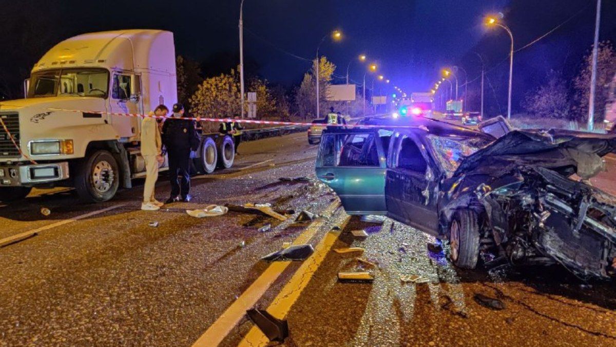 В Киеве на Заболотного Volkswagen влетел в грузовик: от легковушки осталась груда металлолома