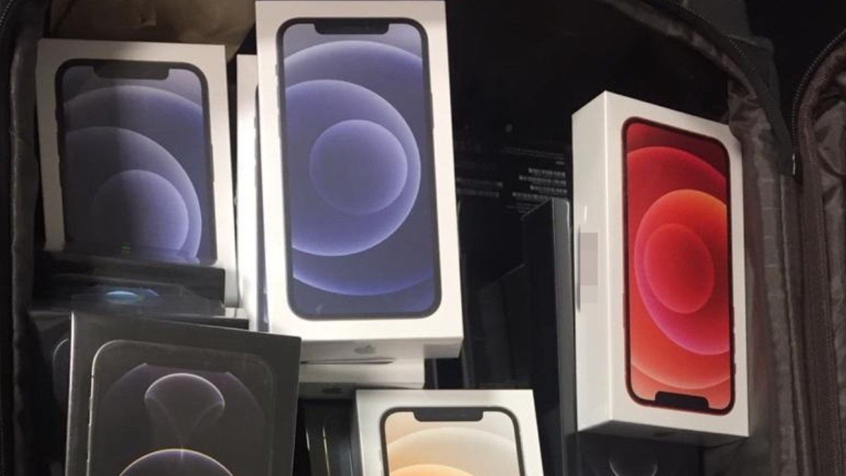 В аэропорту "Борисполь" мужчина пытался нелегально ввезти в Украину партию iРhone 12 на более 1 млн гривен