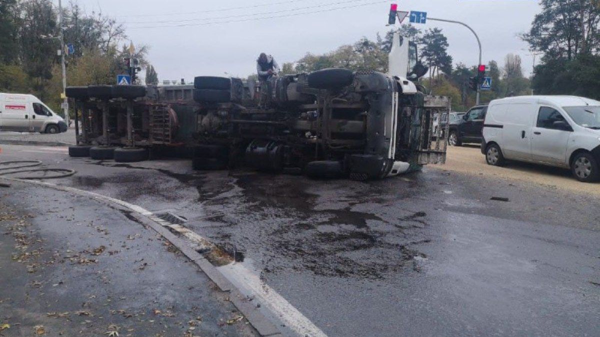 В Киеве на площади Тараса Шевченко перевернулся грузовик