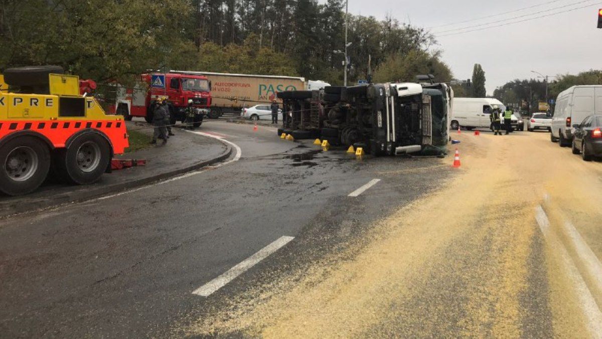 В Оболонском районе Киева перевернулся грузовик с соей: что сейчас происходит на месте ДТП