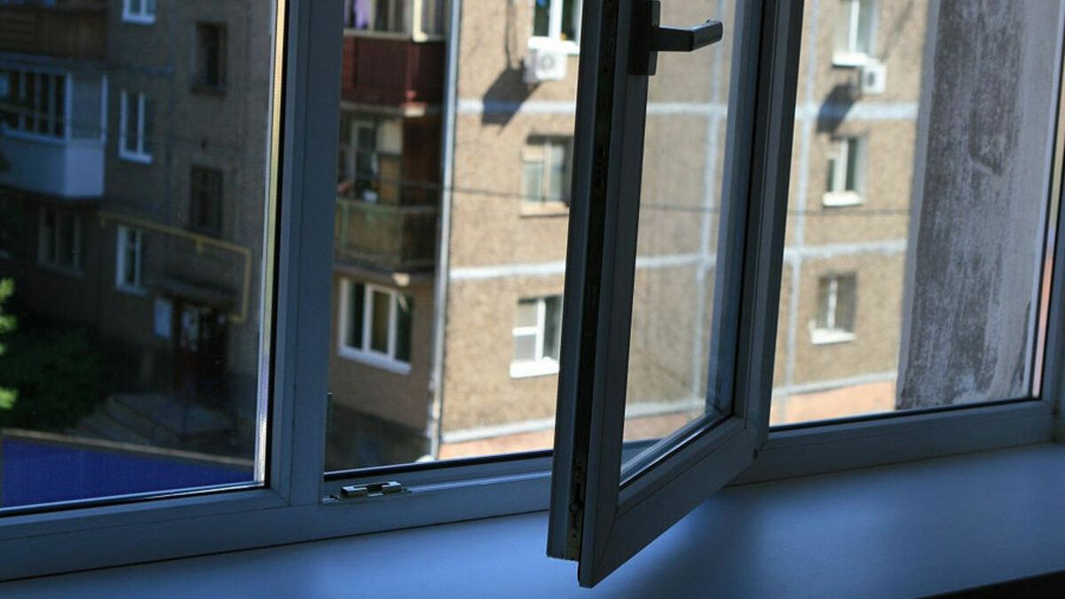 В Киеве патрульные спасли женщину за шаг до самоубийства: видео с бодикамер