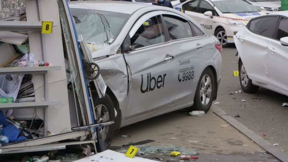 Таксисту, который в Киеве влетел в остановку и сбил насмерть женщин, избрали меру пресечения