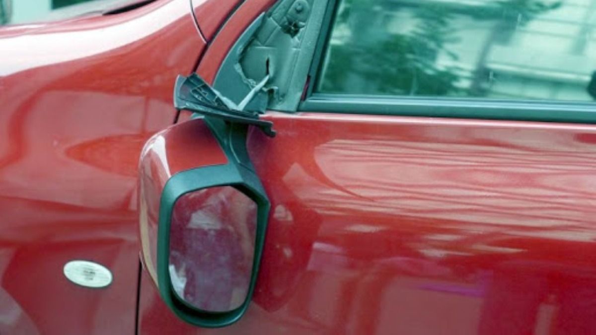 В Киеве хулиганы громили на припаркованных автомобилях зеркала