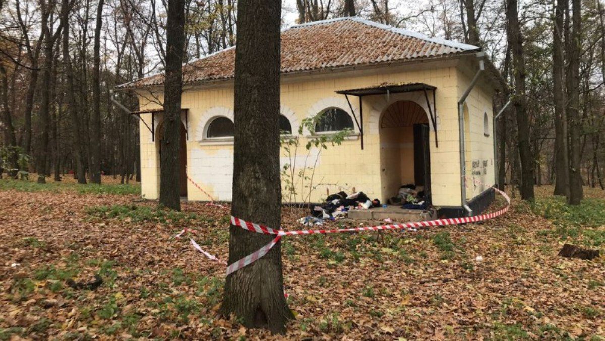 В Киеве в туалете Голосеевского парка нашли полураздетый труп женщины