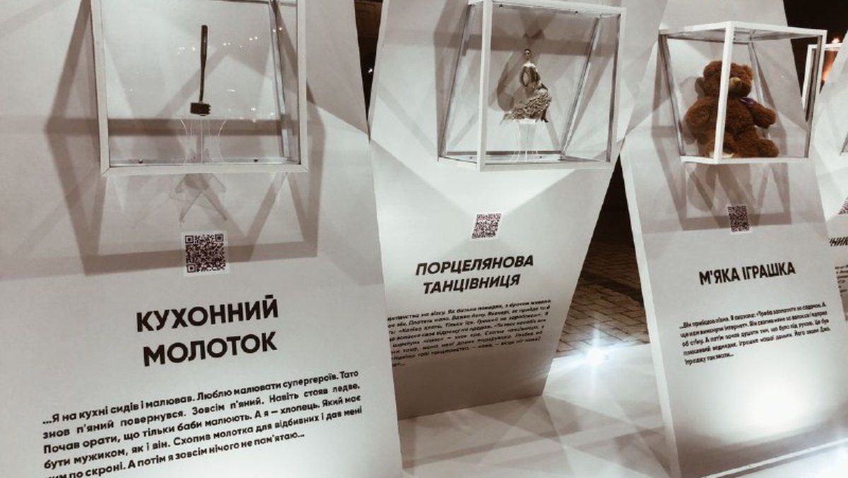 В Киеве на Михайловской площади установили стенд с шокирующими экспонатами и историями о домашнем насилии