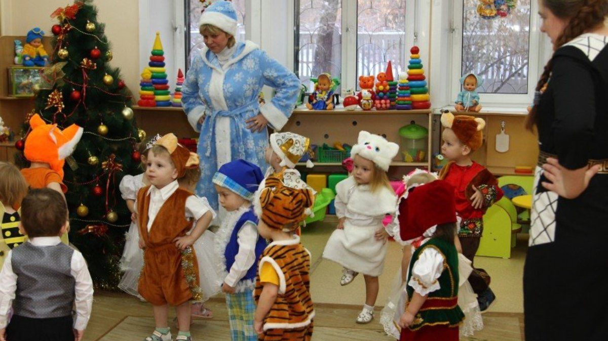 Власть Киева просит родителей не водить детей на новогодние утренники в школы и сады