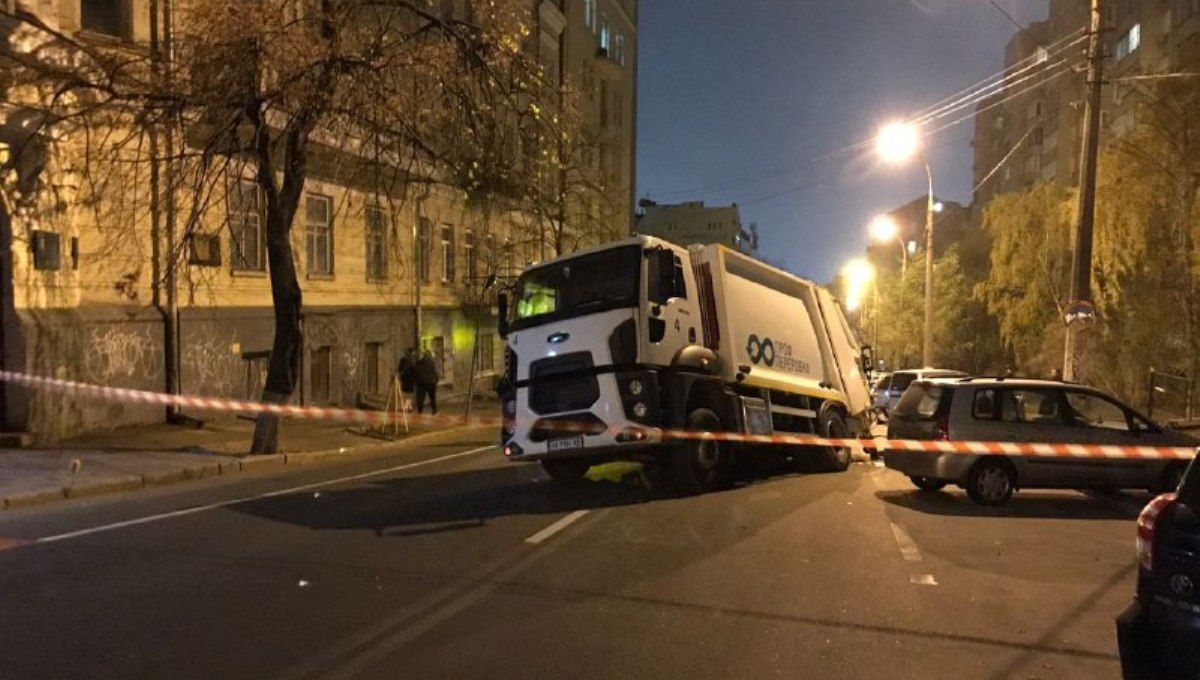 В Киеве посреди улицы мусоровоз продавил под собой асфальт и провалился