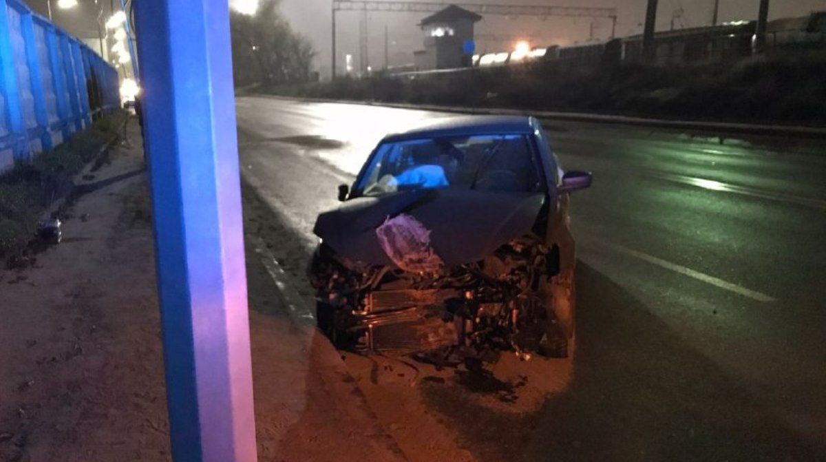 В Киеве такси Bolt влетело в столб