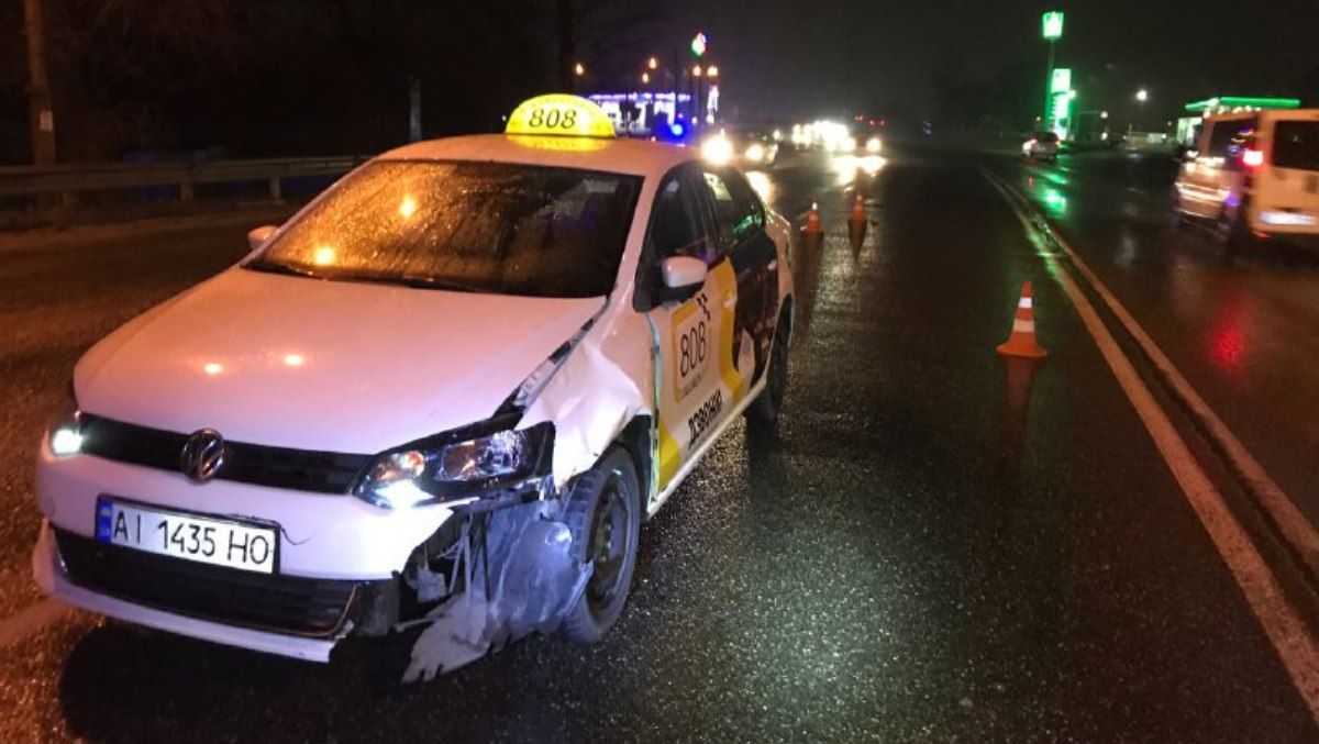 В Киеве на Кольцевой дороге Volkswagen сбил мужчину