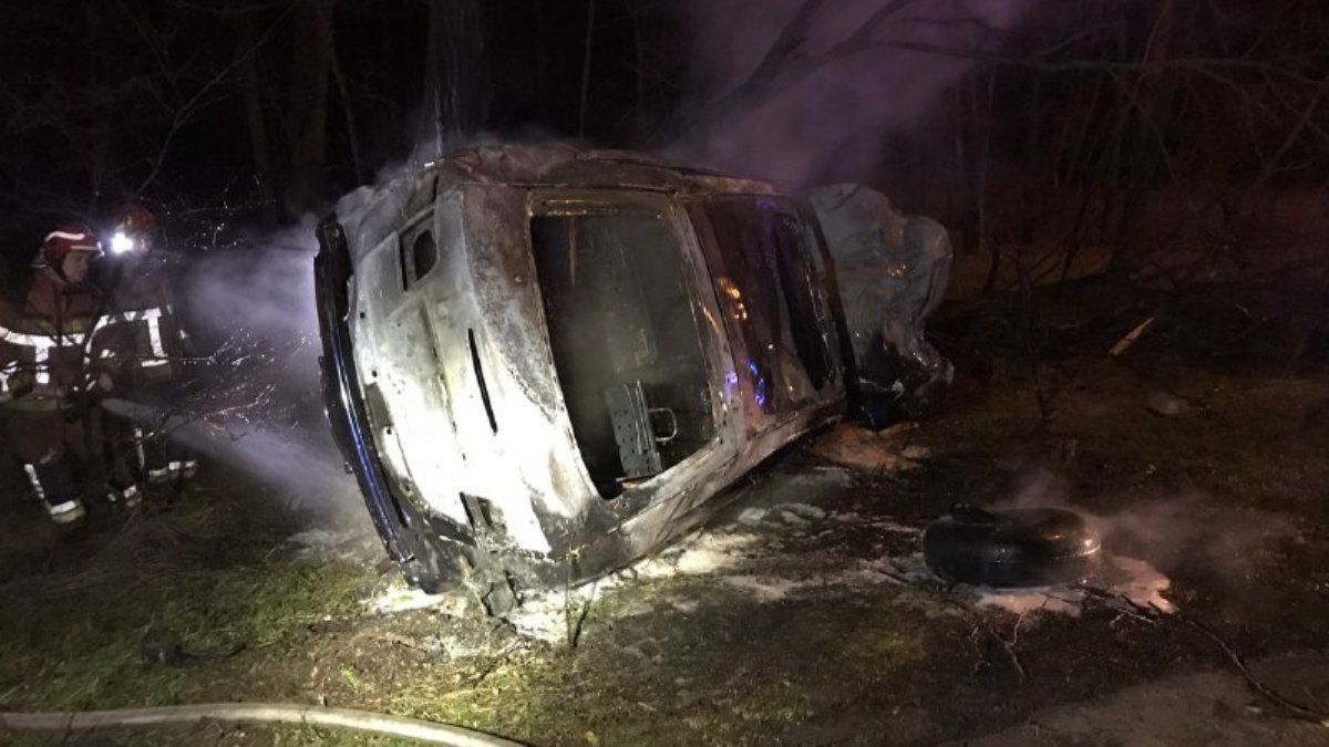 В Киеве на Броварском проспекте Mazda вылетела в кювет и загорелась