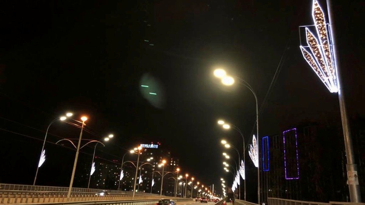 В Киеве Борщаговский путепровод украсили иллюминацией