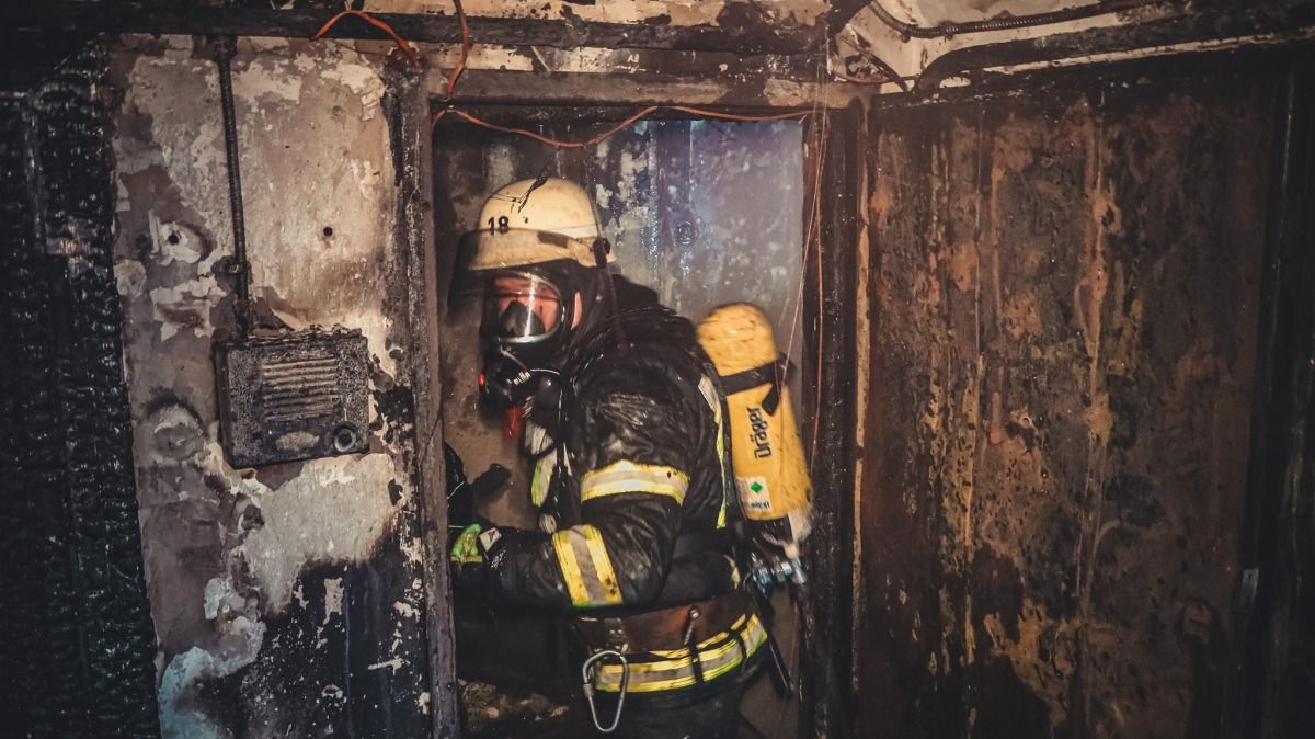 В Киеве из горящего дома спасли 5 человек: один из жителей выпрыгнул из окна пятого этажа